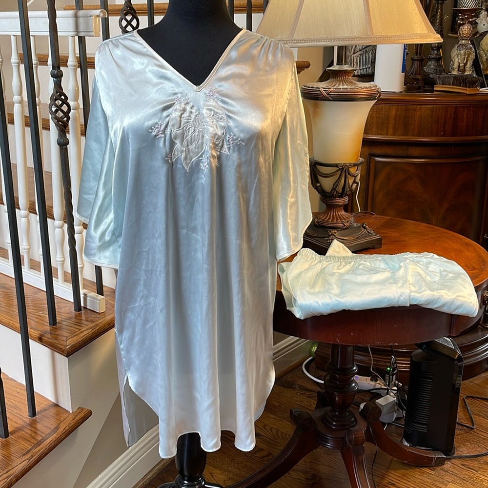 LINDSEY BLAKE Women’s GOWN LIGHT BLUE SIZE M BOTTOM IS CUDDLESKIN SIZE LARGE